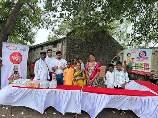 Laser Technologies Provides Free Meals to Varkaris in Alandi During Vitthal's Vari